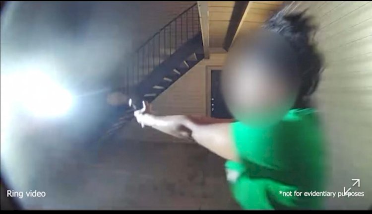 Mulher morre após apontar arma para uma policial