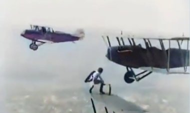 Aeronauta pioneira salva aviador em perigo com trocar de pneu de avião em voo