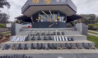 Casal é preso com arsenal escondido em fundo falso de carro